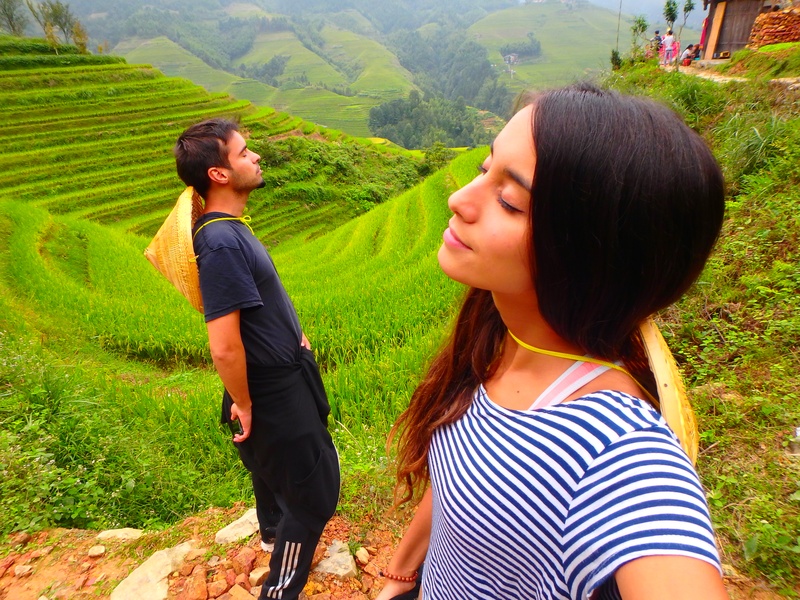 Viajeros disfrutando en las terrazas de arrozales en Longsheng